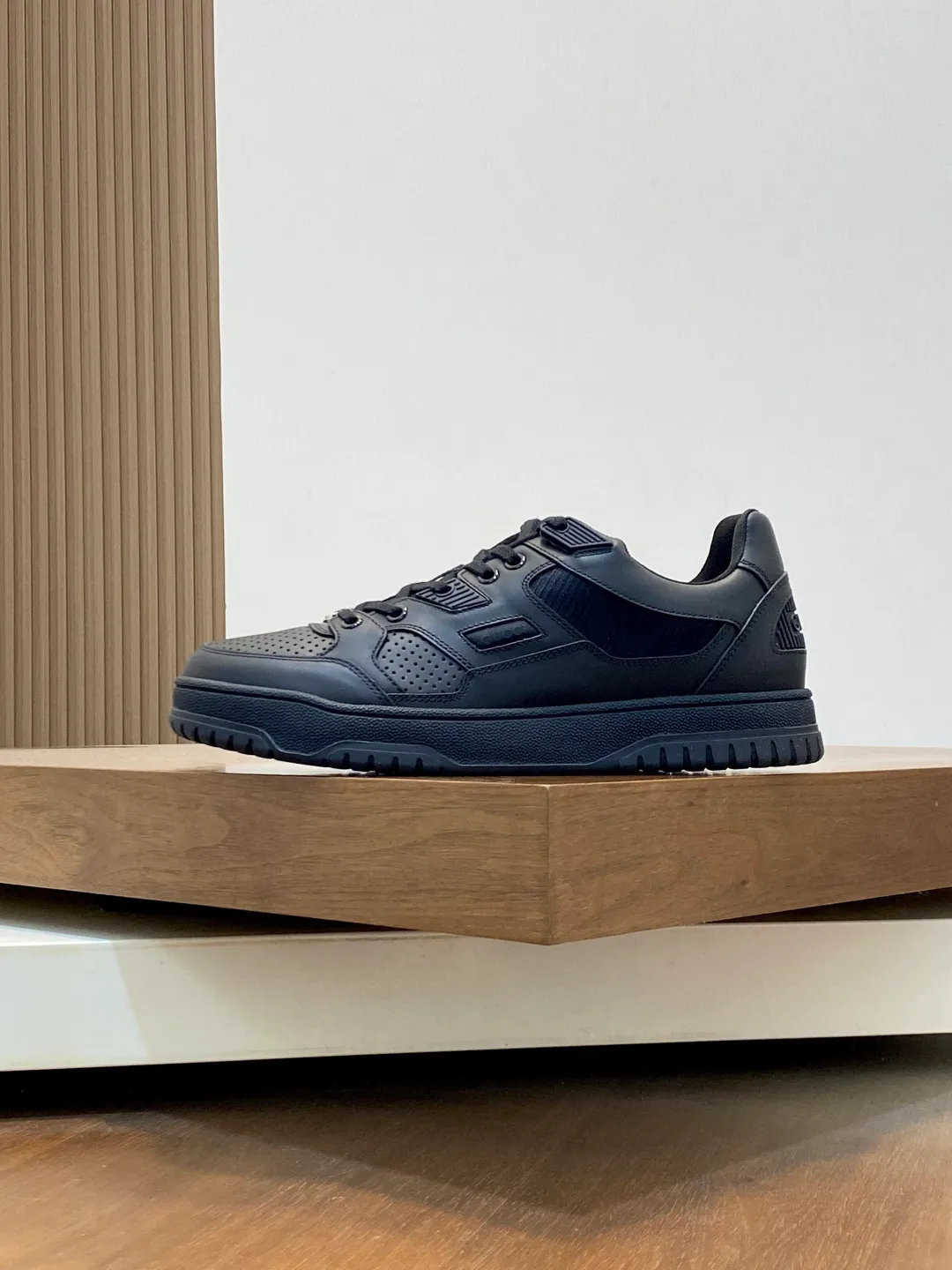 Men's Shoes 💰660 𝐆𝐮𝐜𝐜𝐢 𝐑𝐞-𝐖𝐞𝐛 As the first sneaker created by Sabato De Sarno for Gucci, the Re-Web series reinterprets the brand's classic stripes and sets off the modern silhouette design with bold and unique details. These shoes are crafted from white leather. This new sneaker is ingeniously decorated with many of the brand's classic details, and is equipped with a bright red and green webbing tongue, which will make people fall in love at first sight. White leather treated with a special process for softness and luster, with an embossed grainy texture. Script Gucci logo and interlocking G web label with Interlocking G and script Gucci logo. Rubber outsole with interlocking G detail eyelets. Web tongue. Size: 39-44 (customized for sizes 38 and 45)